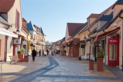 la vallee village outlet.